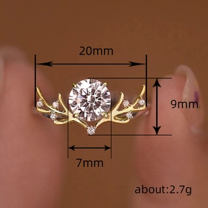 Elegante anello con corna di cervo dorate, zircone da 7mm e piccoli diamanti lucidi