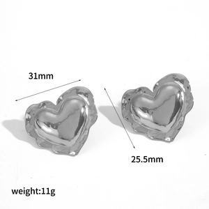 Détails des boucles d'oreilles cœur argenté montrant la taille 31mm et le poids 11g
