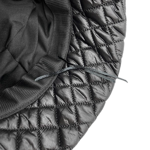Détail du chapeau seau d'hiver matelassé avec surpiqûres losanges et cordon de réglage