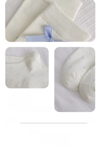 Dettaglio della punta senza cuciture e fiocco di raso blu su calze in maglia beige
