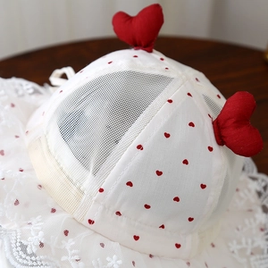 Chapeau de soleil respirant pour bébé avec motifs de cœurs rouges et dentelle