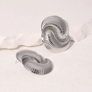 Vue détaillée des boucles d'oreilles en acier argenté au design de coquillage torsadé