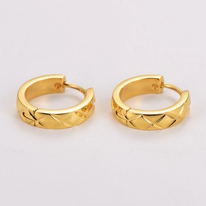 Detailansicht goldener Edelstahl-Ohrringe mit klassischem Rautenmuster-Design