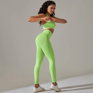Detail eines hochtaillierten nahtlosen gerippten Yoga-Sets in Limettengrün mit Sport-BH