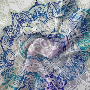 Detail des böhmischen Mandala-Wandteppichs mit durchsichtigem Stoff und blauen Mustern