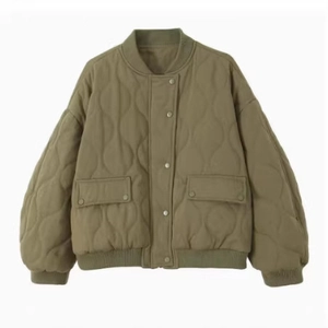 Veste bomber matelassée vert armée pour femme avec surpiqûres ondulées