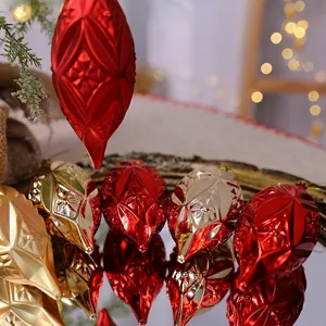 Décorations de Noël en forme de goutte avec textures géométriques brillantes