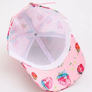 Detail van roze aardbeien kinderpet met witte mesh voering en verstelbare achterkant