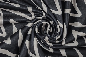 Gros plan sur le tissu satiné à rayures géométriques et texture soyeuse lisse