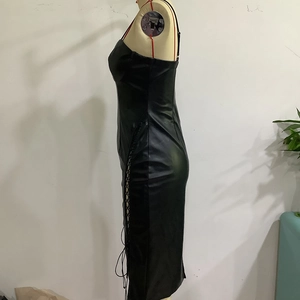 Détail du laçage latéral sur une robe courte moulante en similicuir noir sexy