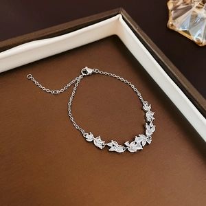 Détail du collier argenté avec feuilles en zircone marquise et fermoir mousqueton