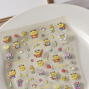Detail von 3D Honey & Bee Nagelstickern mit Cartoon-Motiven und floralen Mustern