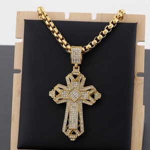 Pendentif croix ajouré en or 18 carats avec zircons brillants et chaîne de style hip-hop
