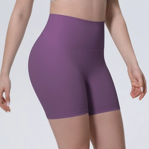 Détail du short de yoga violet à taille haute, texture sans couture et effet galbant