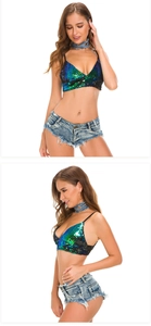 Top bikini con paillettes e shorts in denim sfrangiati con viste frontali e laterali