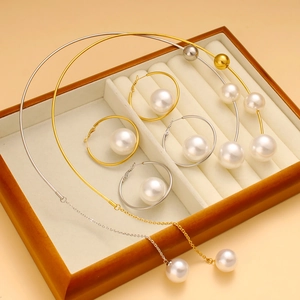 Goldenes und silbernes Perlen-Set mit Halsketten und Creolen auf einem Schmuck-Display