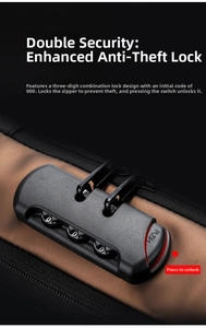 Gros plan d'un cadenas à code 3 chiffres sur un sac bandoulière en cuir marron avec bouton