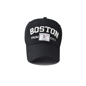 Detailansicht der Boston-Stickerei und des weißen Anker-Patches auf der schwarzen Kappe