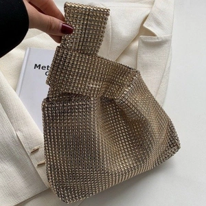 Gros plan du sac à main en strass doré champagne avec une texture diamantée scintillante