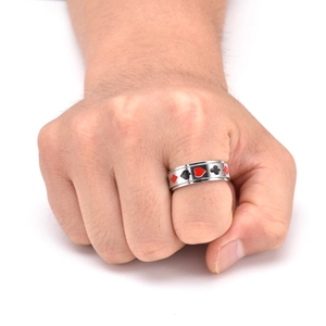 Détail d'une bague rotative en titane argenté avec motifs de cartes à jouer pour hommes