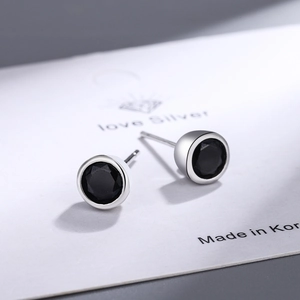 Eleganti orecchini a lobo tondi in zircone nero con base in argento fatti in Corea