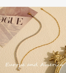 Vue détaillée d'un collier doré avec pendentif zircon carré sur un magazine VOGUE de luxe