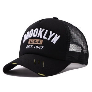 Casquette trucker Brooklyn noire avec filet arrière et détails jaunes usés sur la visière