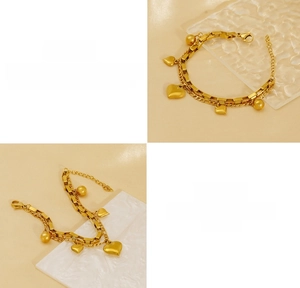 Détail du bracelet double couche en acier doré avec pendentifs cœurs polis