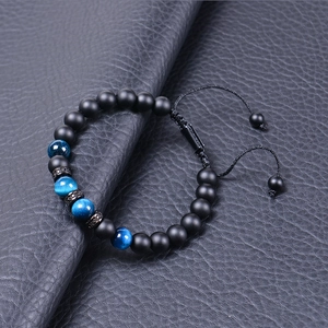 Bracelet en perles de pierre noire mate et œil de tigre bleu sur cuir noir élégant