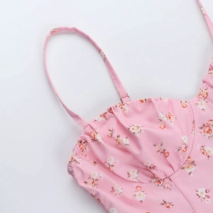 Détail du décolleté de la robe fleurie rose avec des plis fins et des bretelles fines
