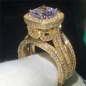 Luxuriöses Gold-Kronenring-Set mit großem Prinzess-Schliff-Edelstein und Doppel-Halo-Pavee