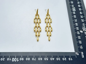 Détail de boucles d'oreilles dorées à pampilles en forme de goutte, longueur 50mm