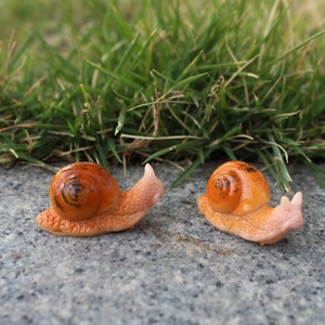 Miniature resin snail figurines for succulent micro-landscapes and garden decoration