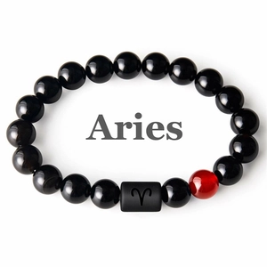Bracelet Bélier avec perles noires polies et une perle d'accent rouge en gros plan