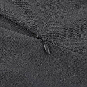 Détail de la fermeture éclair invisible et du tissu en maille gris anthracite