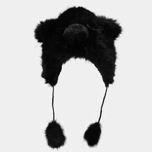 Détail du bonnet d'ours noir en peluche avec texture fausse fourrure et cache-oreilles