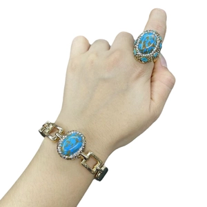 Set di gioielli in oro e turchese con anello e bracciale decorati con cristalli lucenti