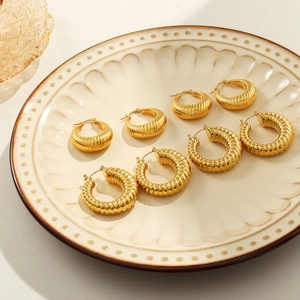 Orecchini a cerchio dorati geometrici a forma di U con trama in stile vintage