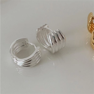 Close-up of S925 sterling silver multi-layer wavy hoop earrings with hallmark