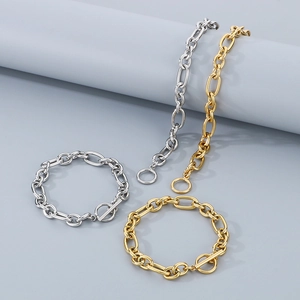 Detailansicht von silbernen und goldenen 304 Edelstahlketten mit Knebelverschluss
