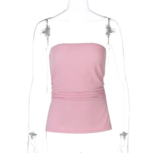 Détail d'un haut bandeau rose avec fronces élastiques et coupe cintrée à la taille
