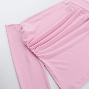 Détail du haut en tricot rose avec fronces latérales et texture de tissu élastique