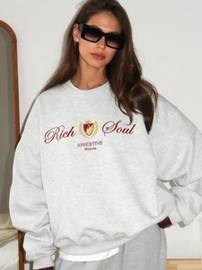 Λεπτομέρεια γκρι oversized φούτερ με στρογγυλή λαιμόκοψη και γραφικό τύπωμα Rich Soul