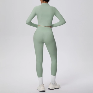 Vue arrière d'un ensemble de yoga vert sauge avec haut à manches longues et legging sans couture