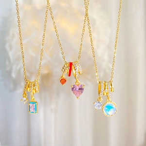 Elegante collana in rame placcato oro 18k con ciondoli a cuore e pietre preziose