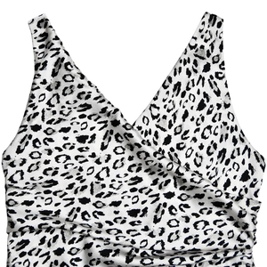 Détail de robe en satin léopard noir et blanc avec décolleté en V et design croisé