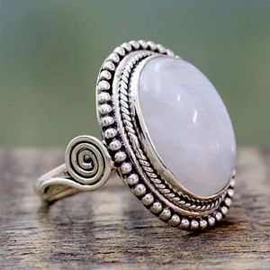 Vintage-Ring im Punk-Stil mit ovalem Mondstein auf einem rustikalen Holzhintergrund