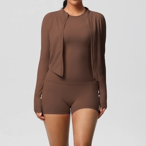 Ensemble de yoga 3 pièces marron chocolat avec veste zippée, débardeur et short taille haute
