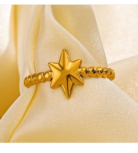 Dettaglio anello stella oro regolabile con design a catena a sfere su seta fine