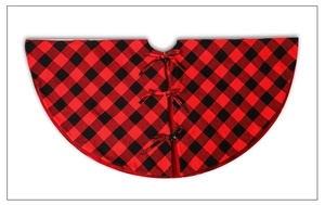 Détail du tapis de sapin de Noël à carreaux rouges et noirs avec liens en ruban rouge